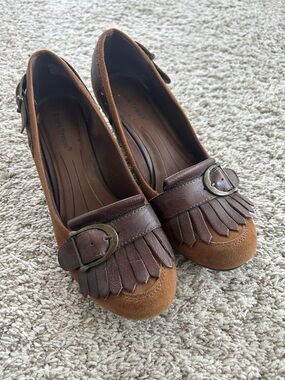 Bare Traps Brown Suede Fringe Wooden Wedge He’ll with Buckle